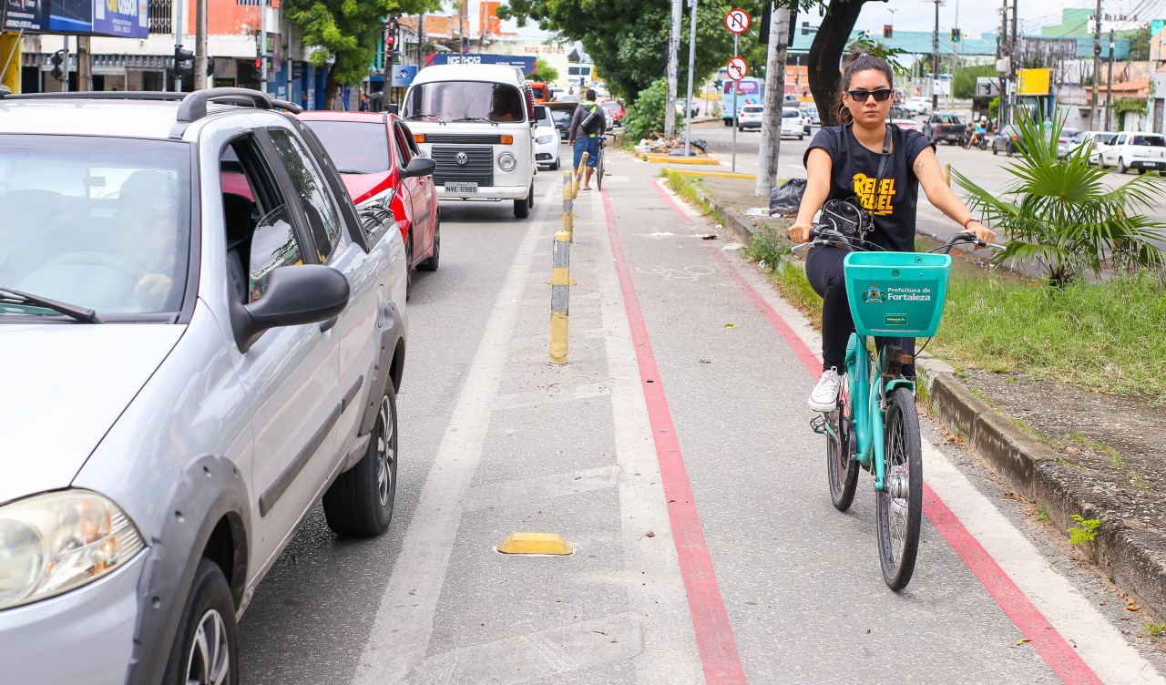 mulher andando numa bicicleta do bicicletar em uma cilofaixa